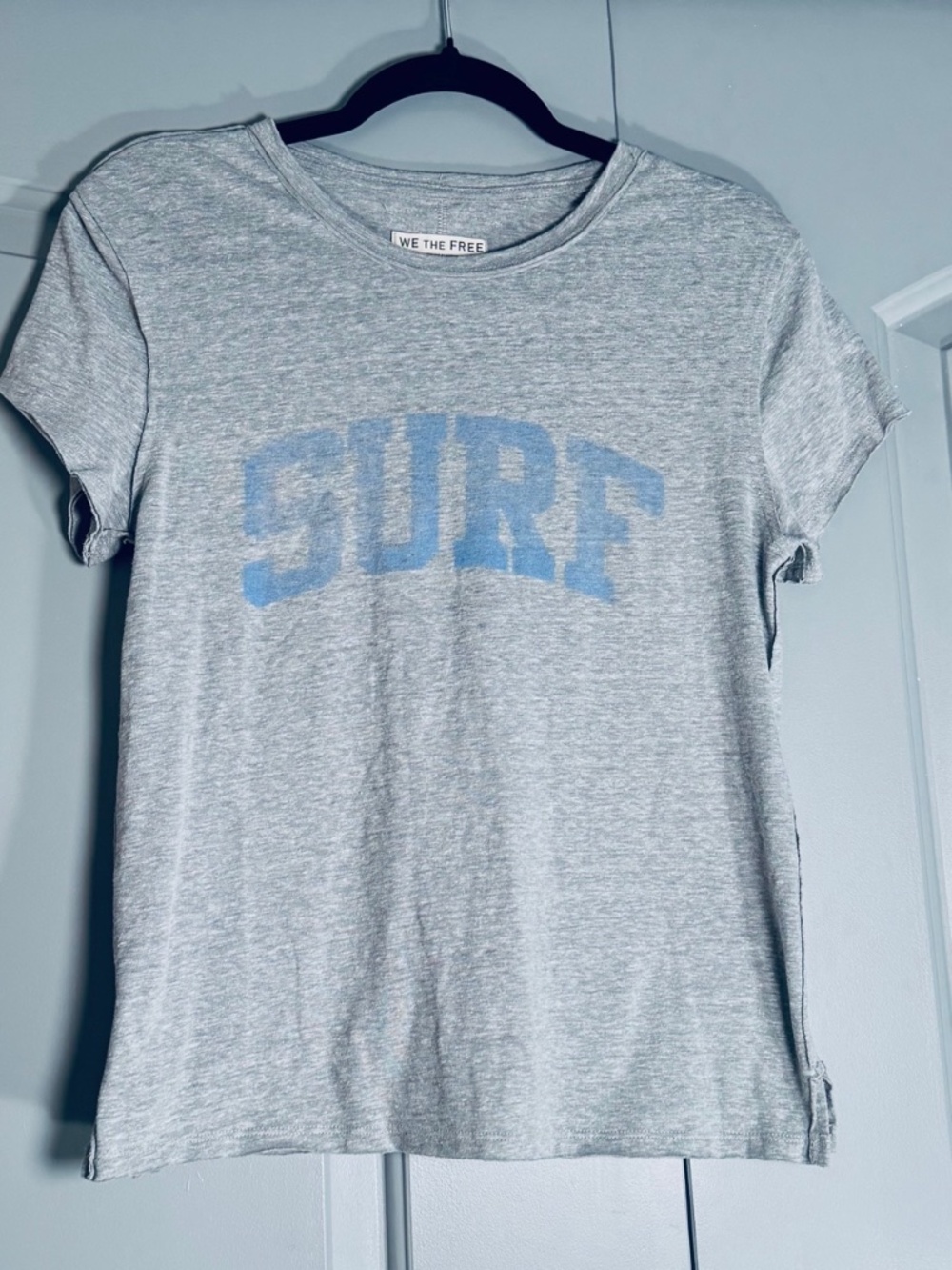 WE THE FREE GRAY AND BLUE SURF SHIRT SZ M